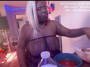 Ebony BBW stuffs her face while she is topless