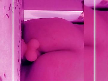 Chubby Pawg bounces on dildo