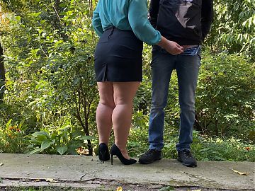 BBW in a short skirt and high heels helped the guy pee on the street