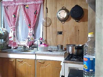 Chubby stepmommy un kitchen